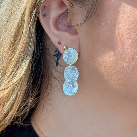 ANNE MORGAN - Cerigyn Pebble 3 disc earrings