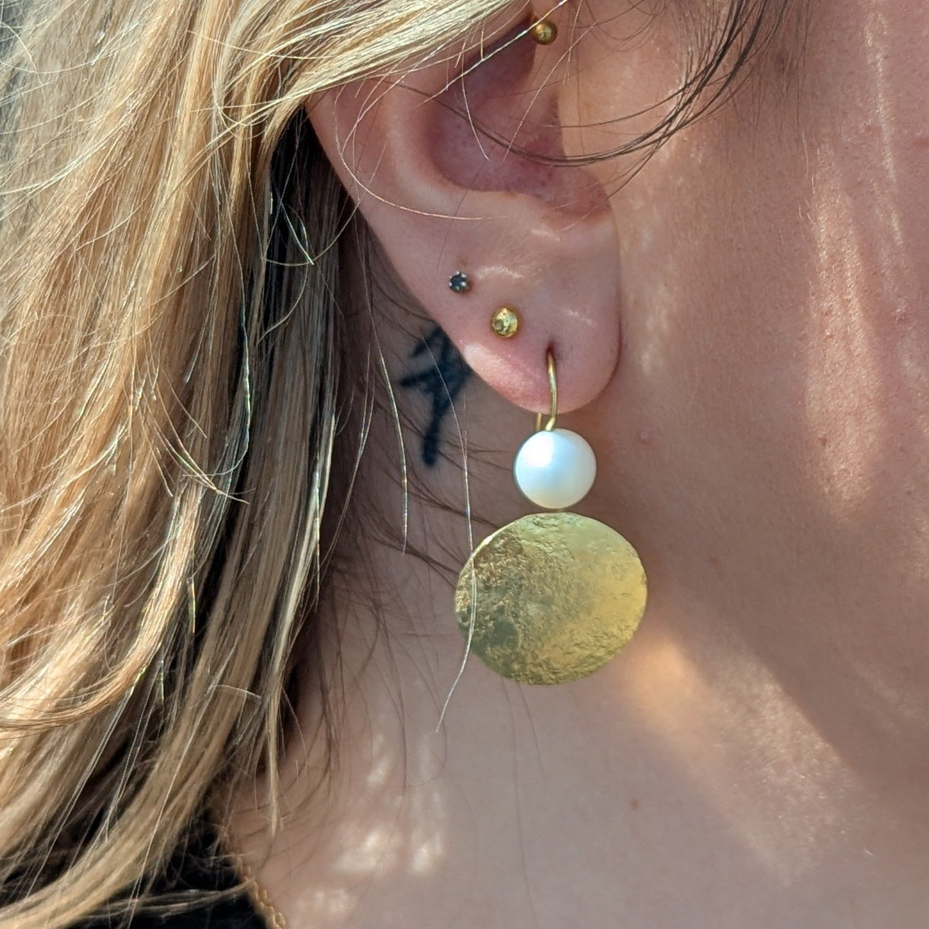 ANNE MORGAN - Cerigyn Pebble disc drop with pearl Sterling Silver Earrings