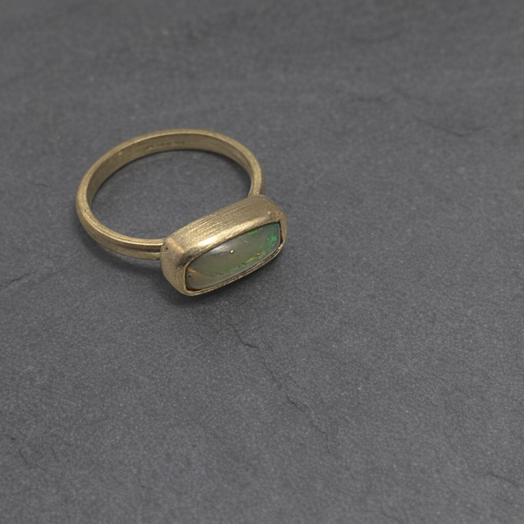 ANNE MORGAN - 18ct yellow gold opal ring