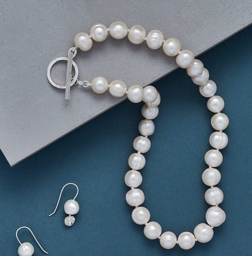ANNE MORGAN- Ridged White Pearl necklace with silver t-bar clasp