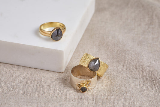 ANNE MORGAN - 18ct Gold Desire ring with pear shape black diamond