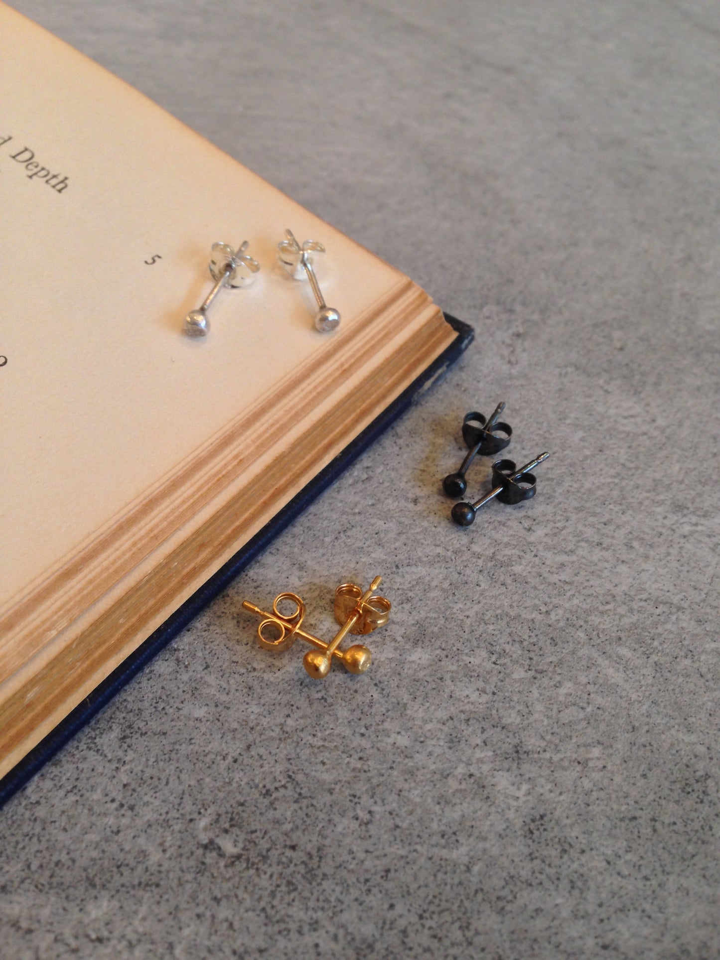 ANNE MORGAN -  Dot Studs