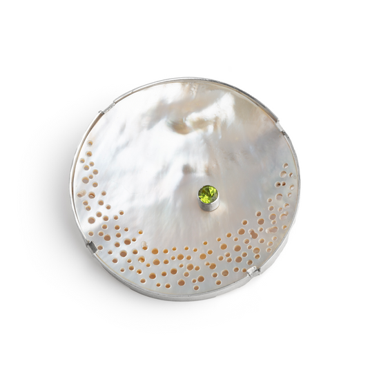 ANNE MORGAN - Seren-Y-Mor mother of pearl brooch with peridot